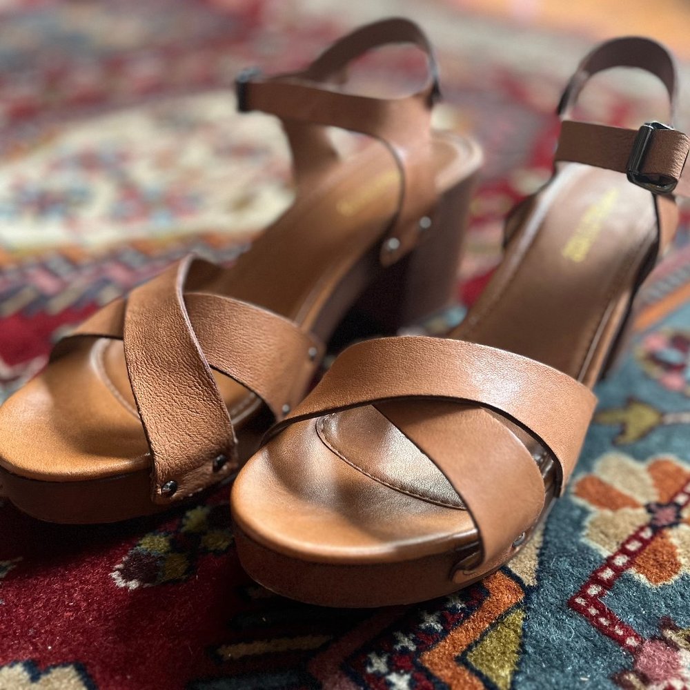 Sophia Milano strappy leather heeled sandal EUC